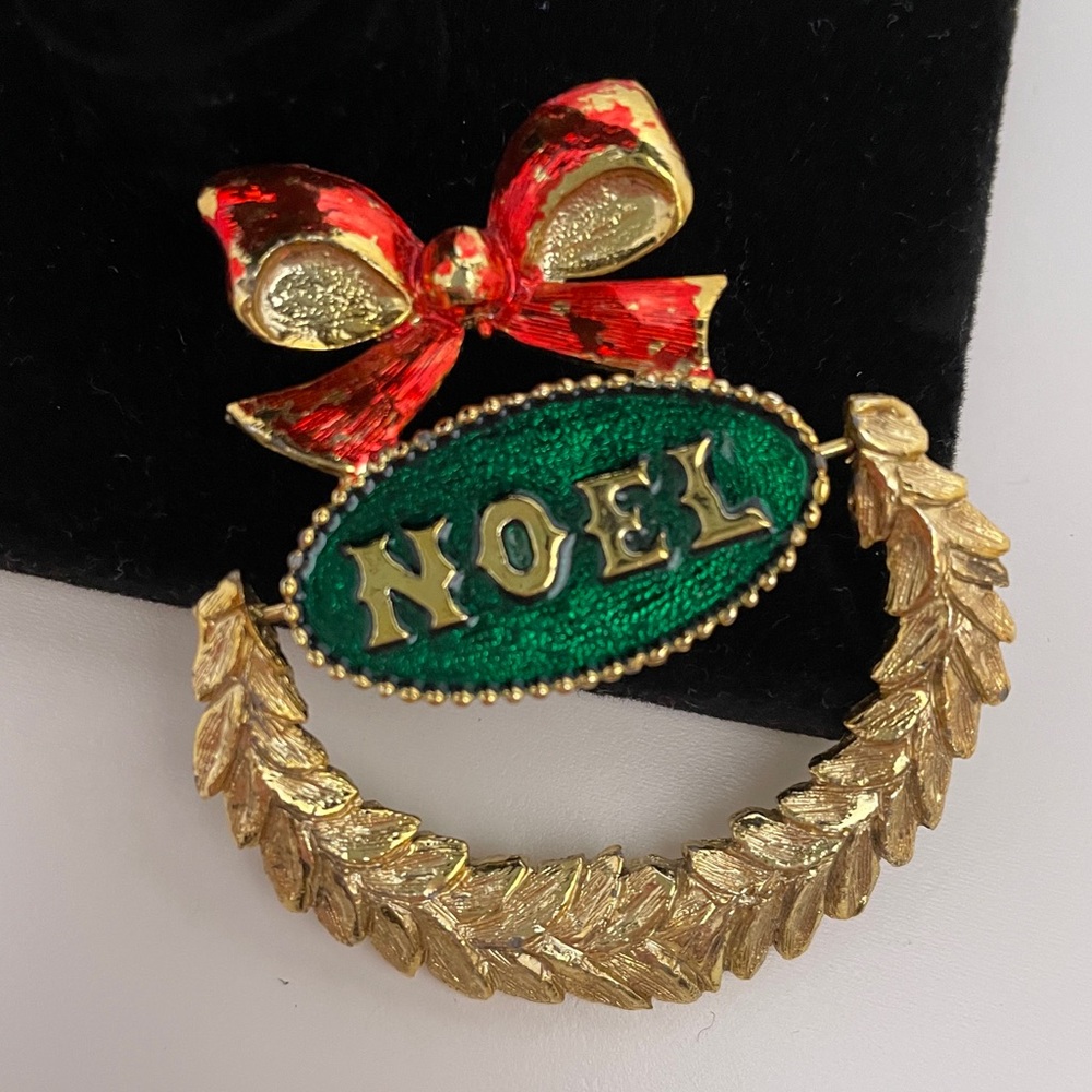 Vintage Gold Tone Noel Christmas Wreath Holiday Gifting Festive Pin / Brooch